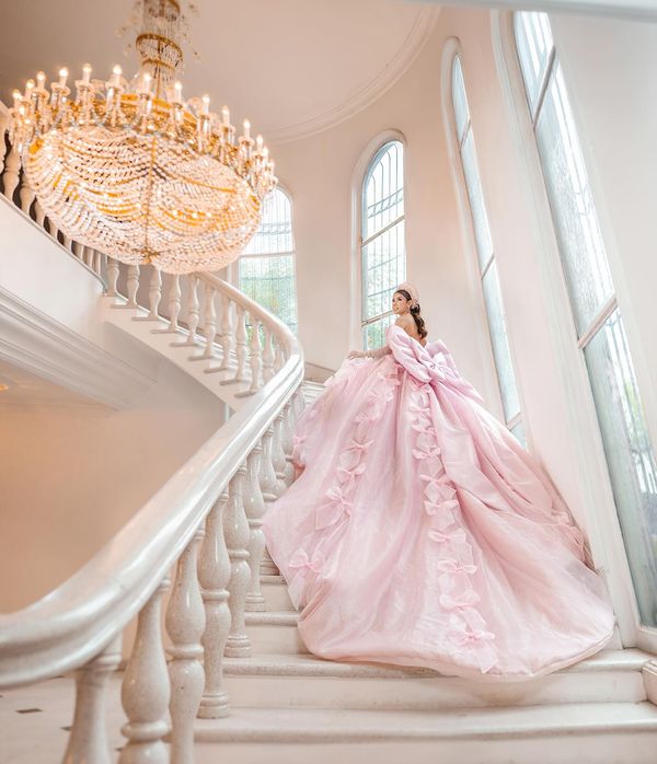 Quinceañera en la escalera del salón