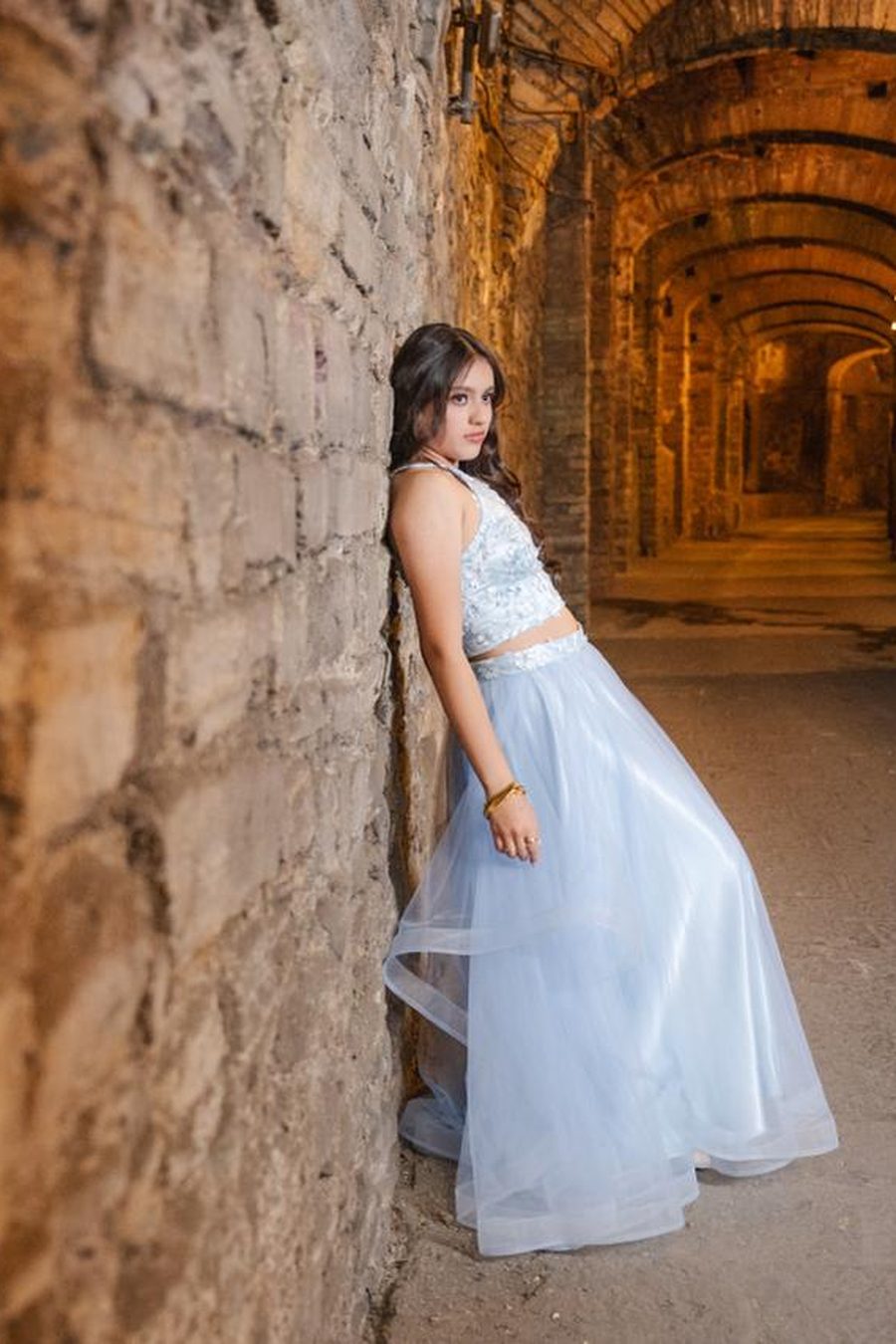 Quinceañera de lila en los arcos de la hacienda
