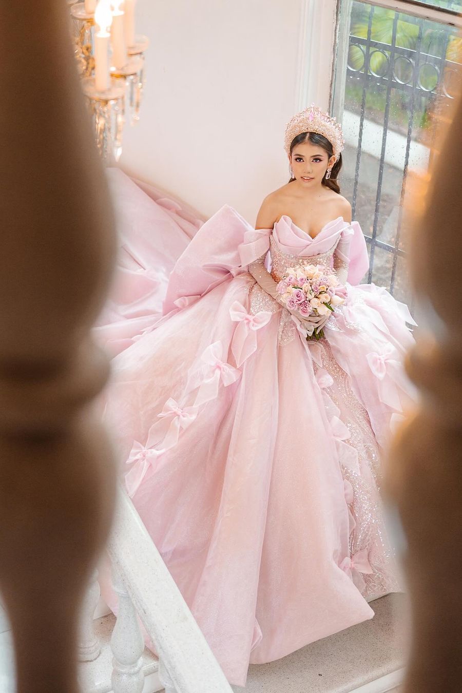 Quinceañera en la escalera del salón, David Roche Photography